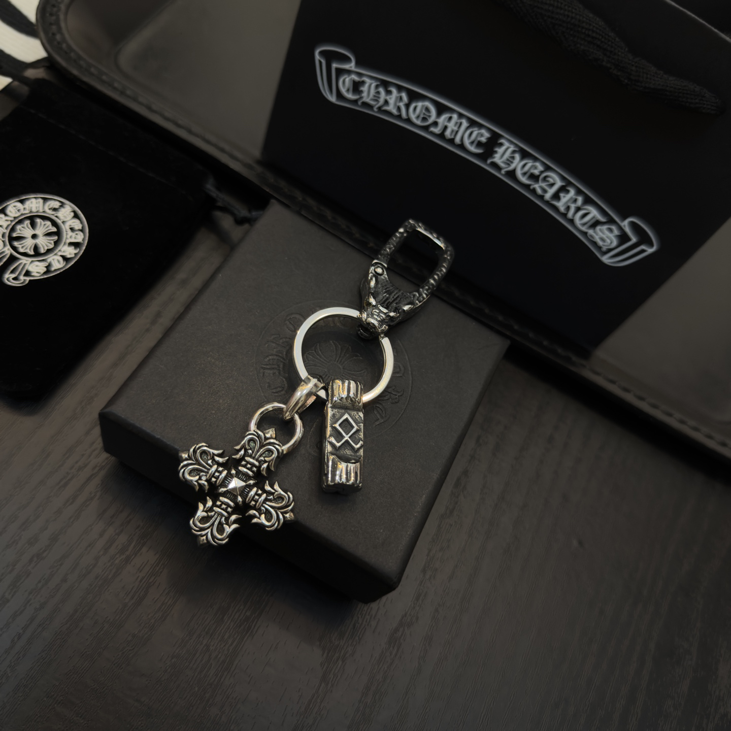 クロムハーツ「Chrome Hearts」クロスペンダントキーホルダー - 精巧なハンドメイド、アンティークシルバー彫刻、ヴィンテージパンクスタイル