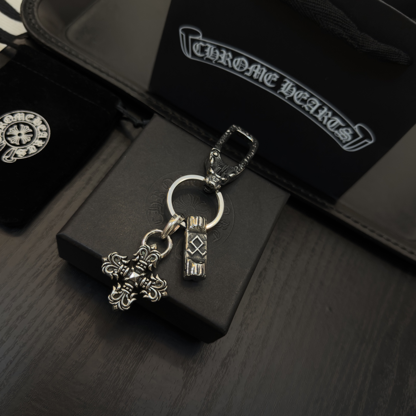 クロムハーツ「Chrome Hearts」クロスペンダントキーホルダー - 精巧なハンドメイド、アンティークシルバー彫刻、ヴィンテージパンクスタイル