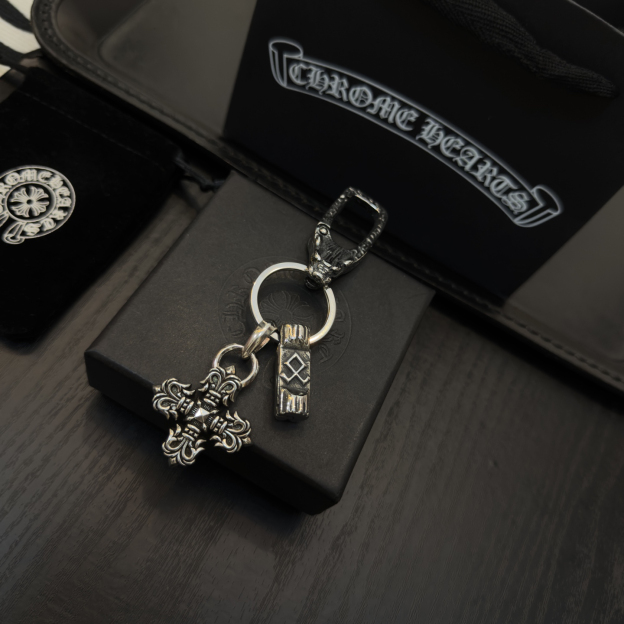 クロムハーツ「Chrome Hearts」クロスペンダントキーホルダー - 精巧なハンドメイド、アンティークシルバー彫刻、ヴィンテージパンクスタイル