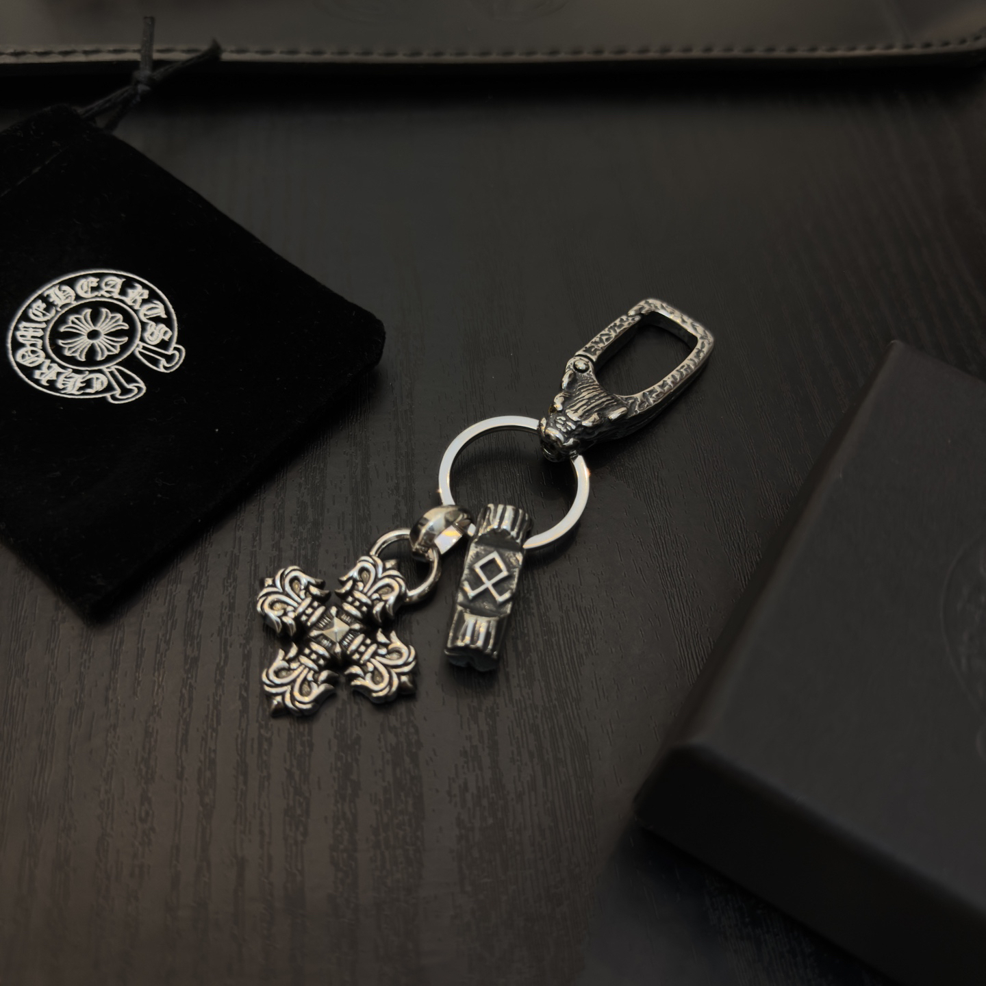クロムハーツ「Chrome Hearts」クロスペンダントキーホルダー - 精巧なハンドメイド、アンティークシルバー彫刻、ヴィンテージパンクスタイル