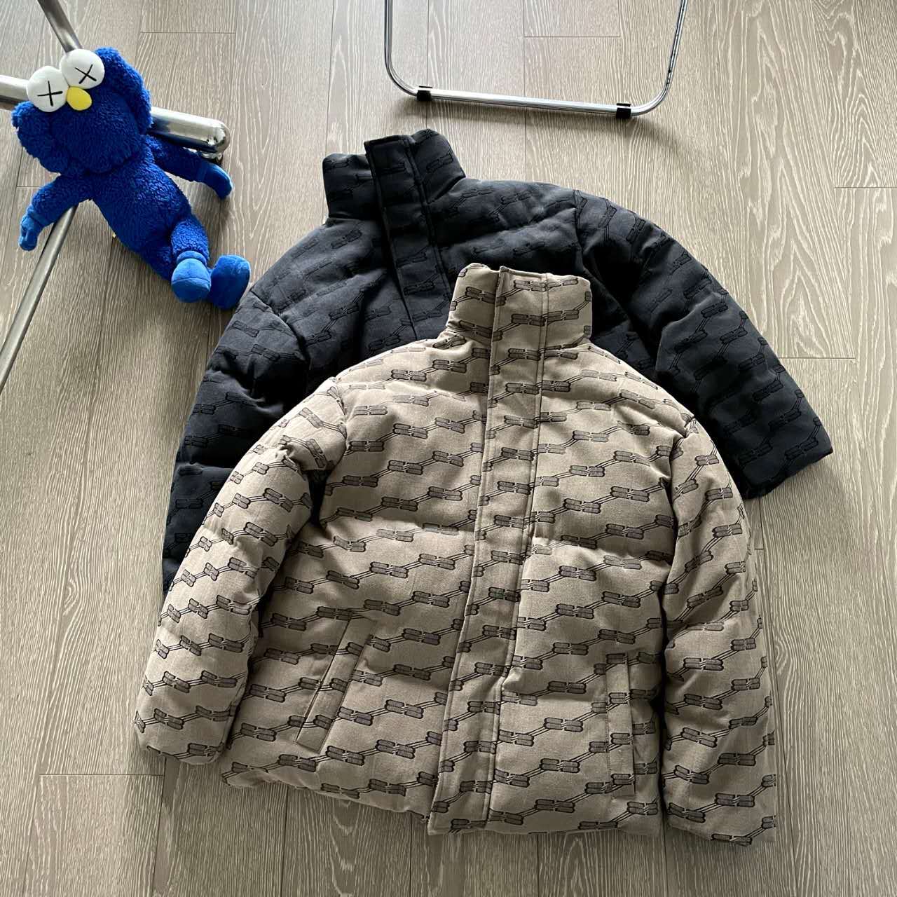 バレンシアガ「Balenciaga」‌ロックバックル刺繍デザイン 男女兼用ダウンジャケット