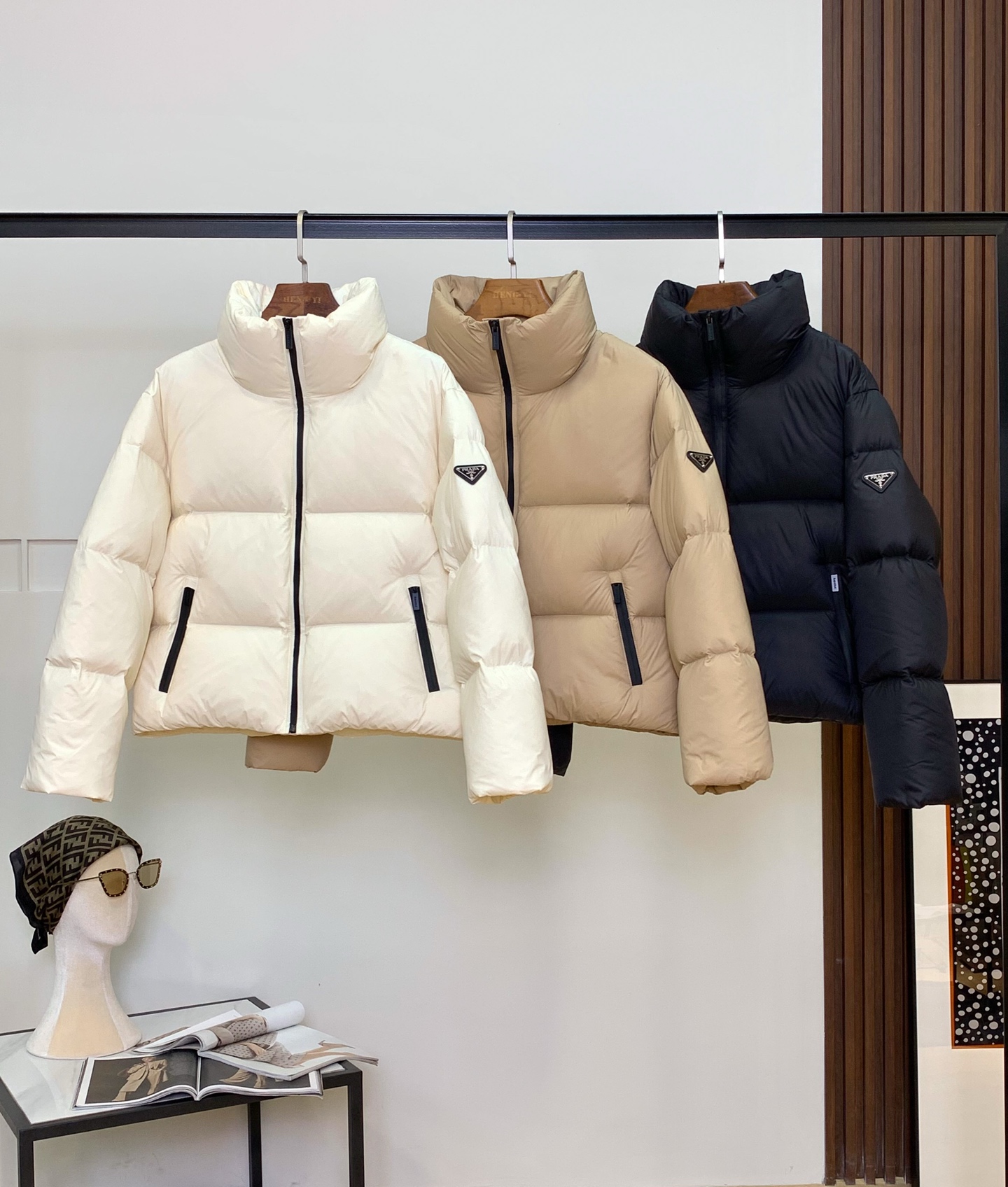 プラダ「Prada」秋冬ダウンジャケット スタンドカラー