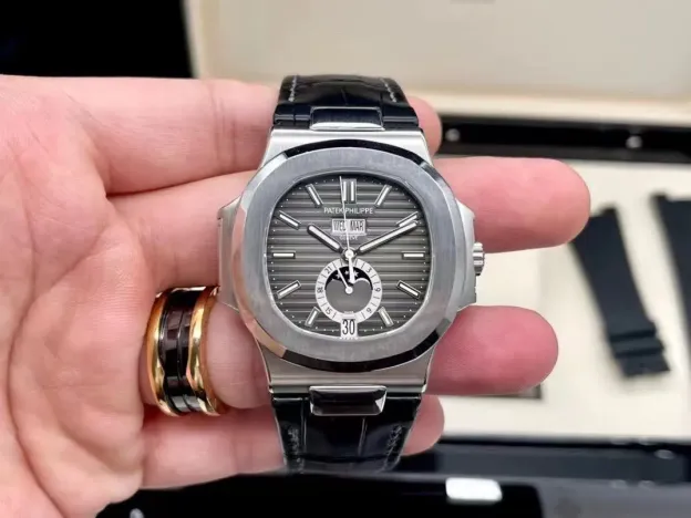 パテック フィリップ「Patek Philippe」Nautilus 5726 年歴腕時計41MM