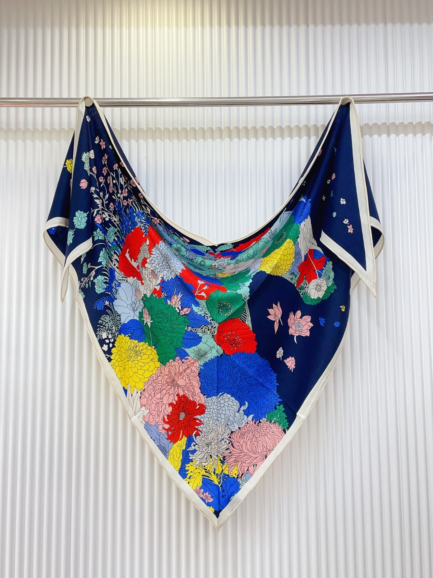 エルメス 新作ファッションアイテム カシミア三角スカーフ