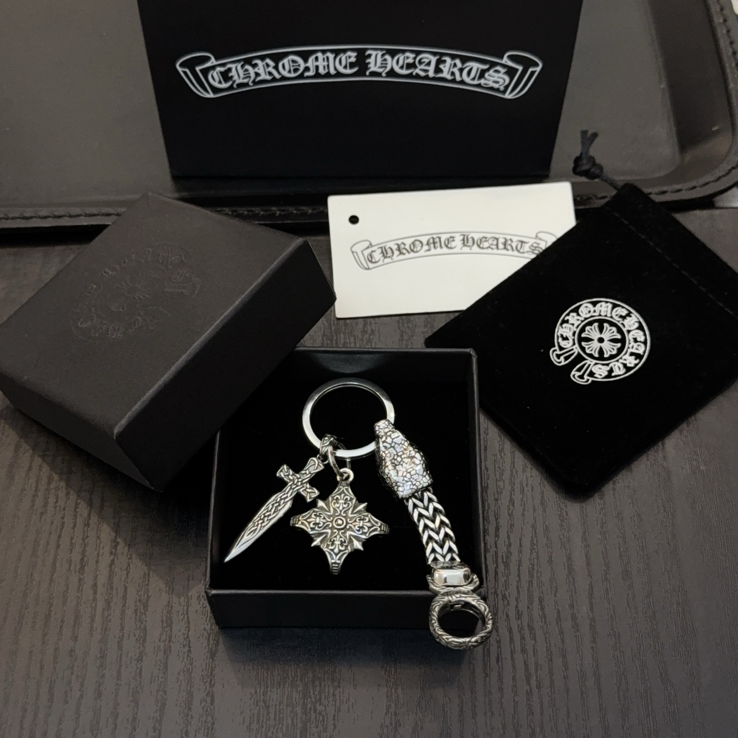 クロムハーツ「Chrome Hearts」クロスペンダントキーホルダー - 精巧なハンドメイド、アンティークシルバー彫刻、ヴィンテージパンクスタイル