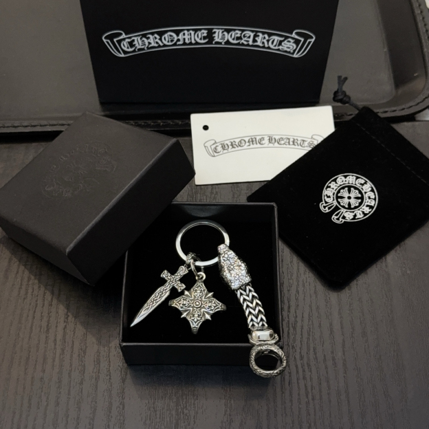 クロムハーツ「Chrome Hearts」クロスペンダントキーホルダー - 精巧なハンドメイド、アンティークシルバー彫刻、ヴィンテージパンクスタイル
