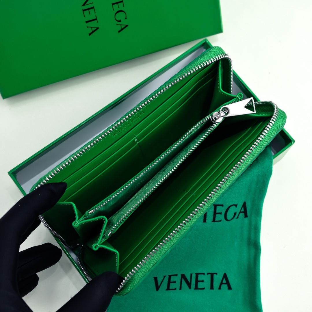 ボッテガ?ヴェネタ「Bottega Veneta」 カセット ロングウォレット