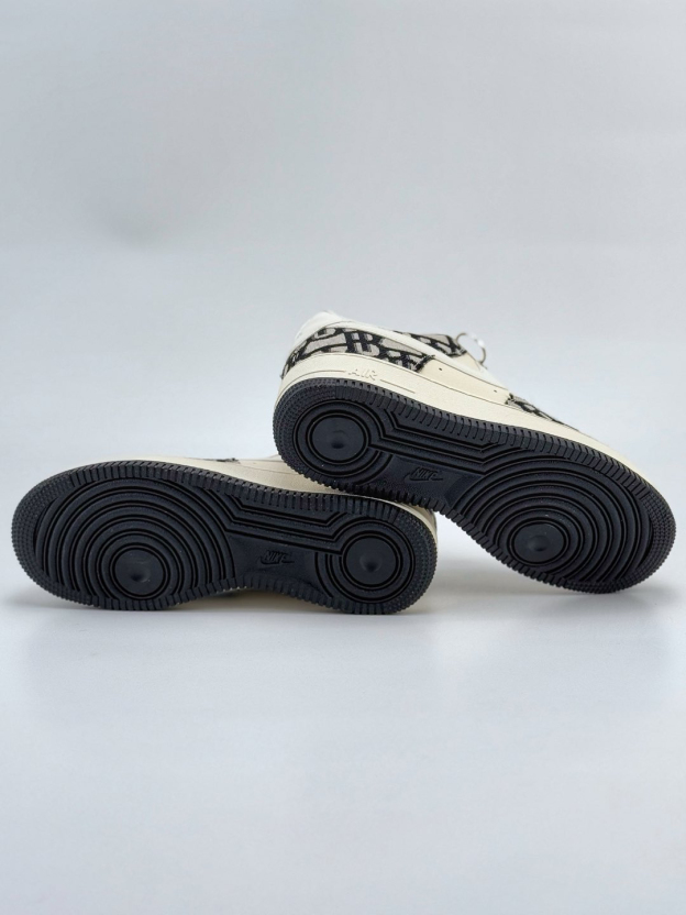 「コラボモデル」Burberry x NikeAir Force 1 Low '07 スニーカー