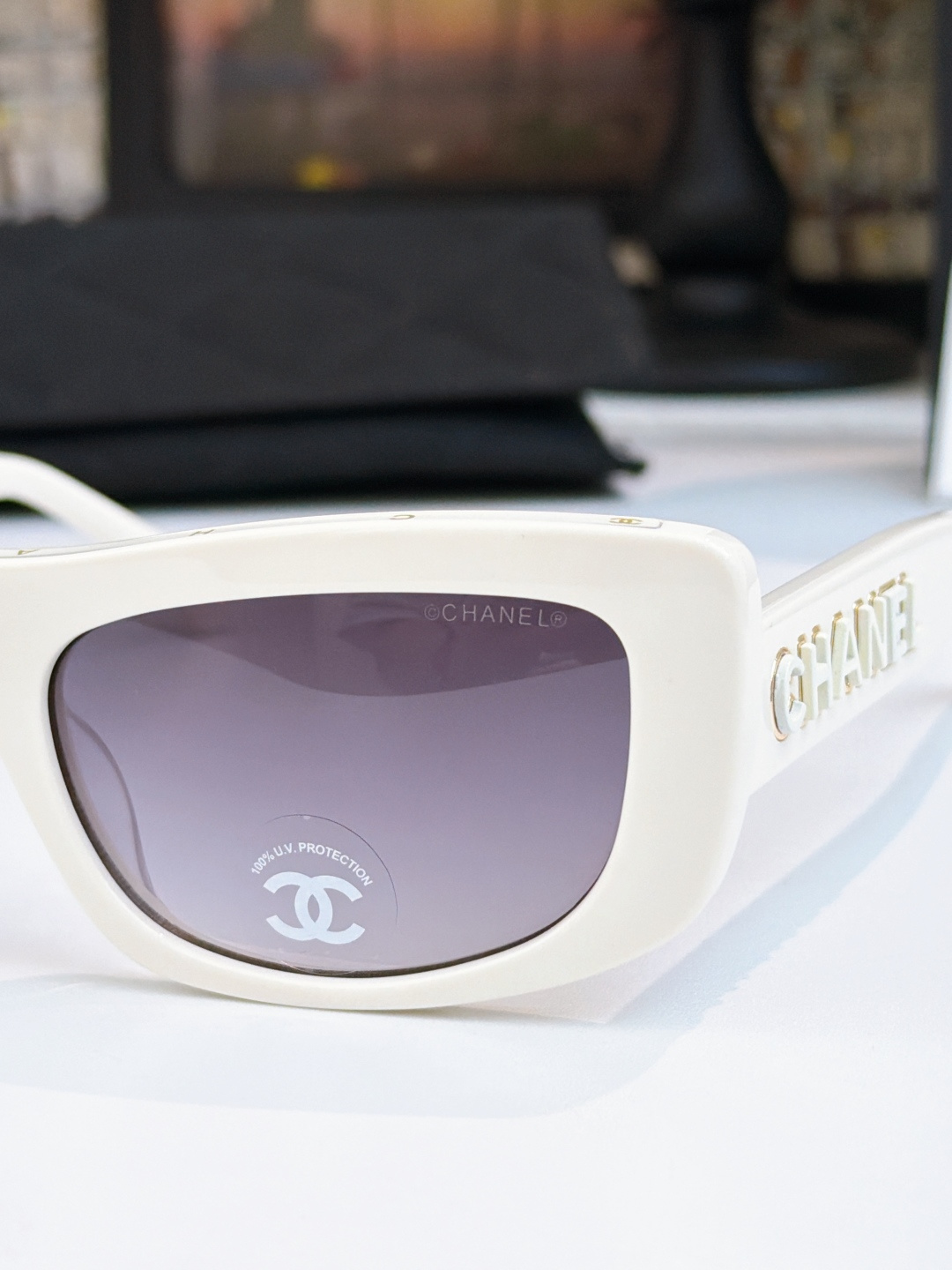 【新作到着】Chanel ハイセンスデザインサングラス「遮光レンズ搭載」