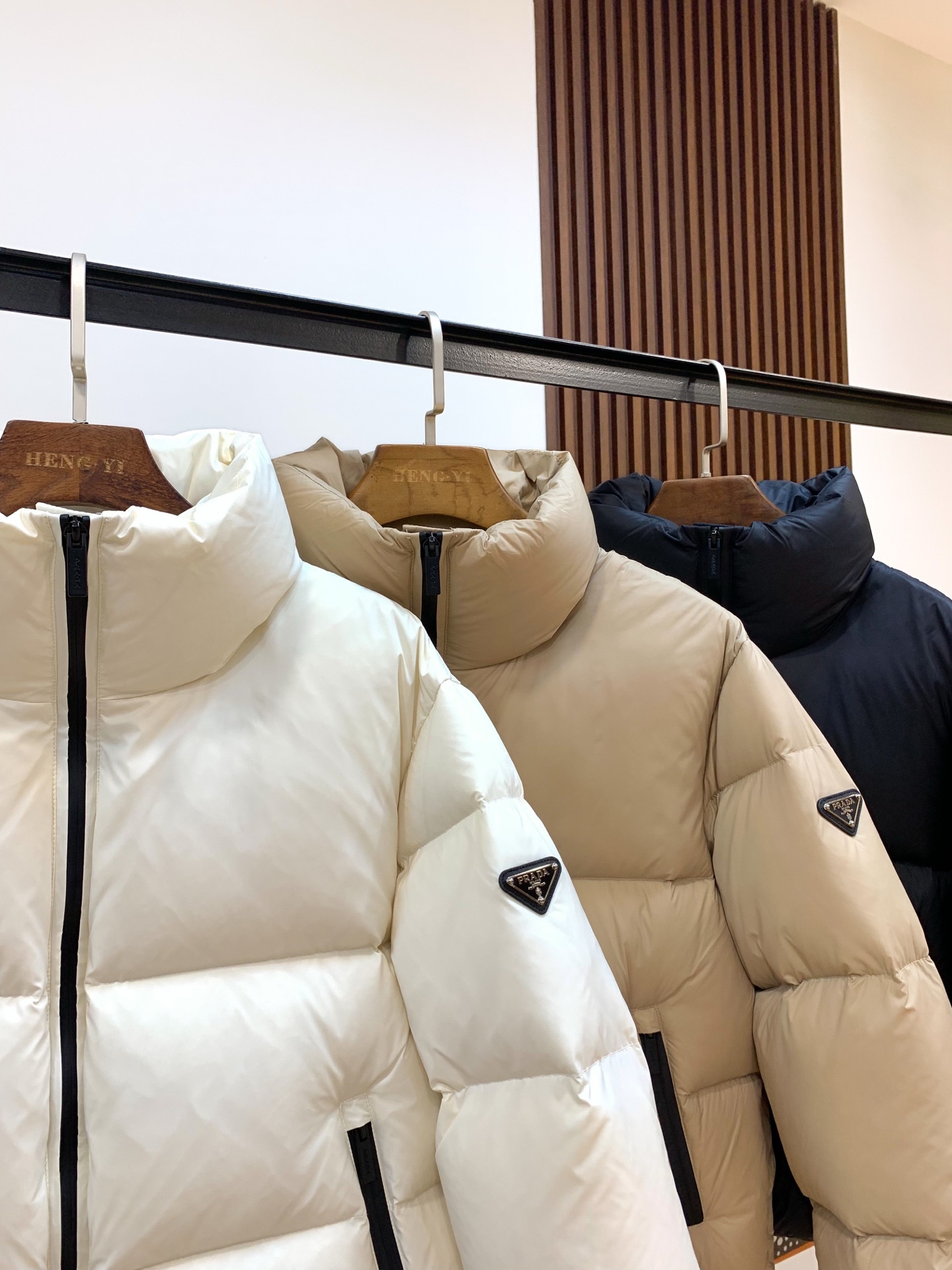 プラダ「Prada」秋冬ダウンジャケット スタンドカラー