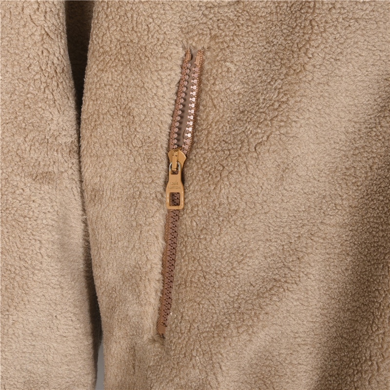 Louis Vuitton / ルイ・ヴィトン 23Fw（2024 年秋冬） 両面式のフード付きウェストタイトなジャケット。