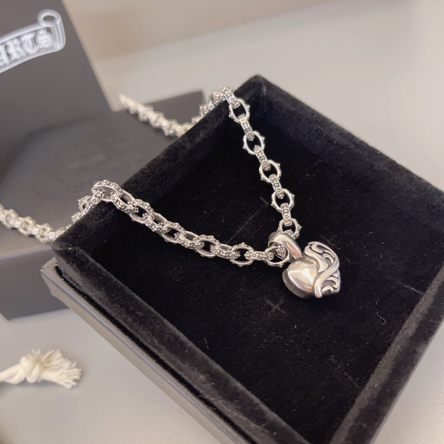 クロムハーツ「Chrome Hearts」のクラシックネックレス - 日常に上品なアクセントを添えるユニセックスモデル