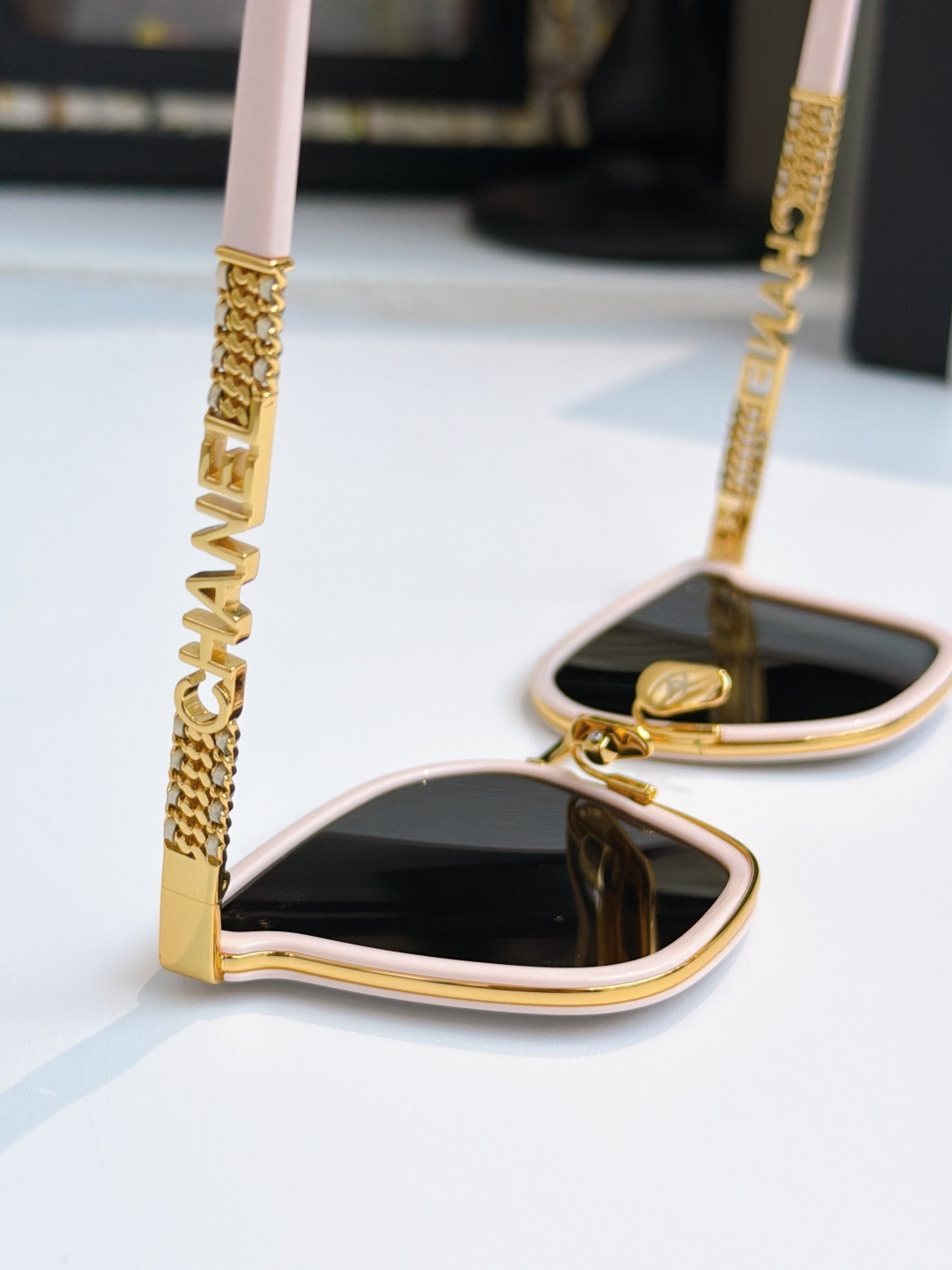 【新作到着】Chanel ハイセンスデザインサングラス「遮光レンズ搭載」