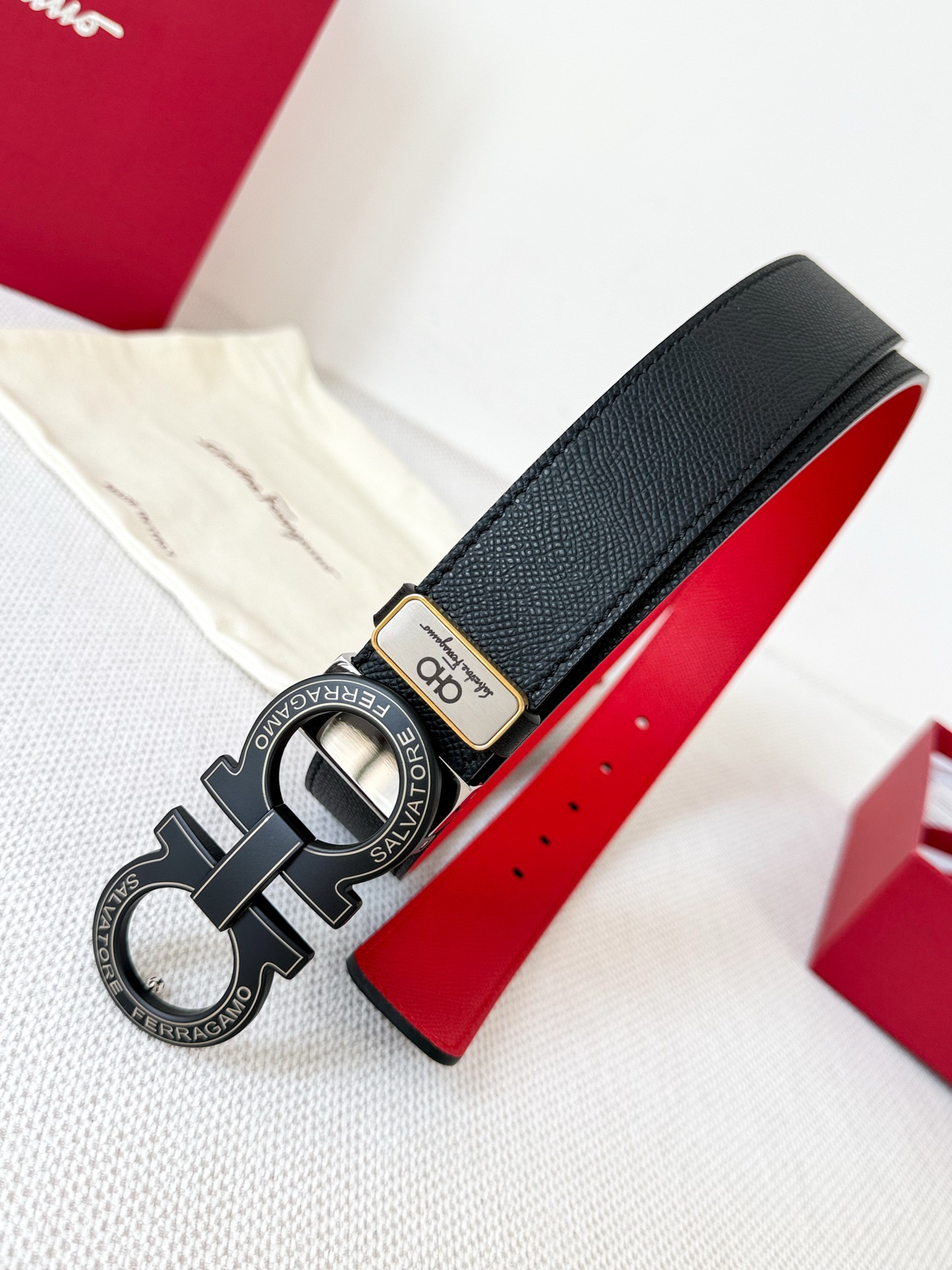 【新規倉庫入り】Salvatore Ferragamo 職人仕上げ高級ベルト「全長約 100cm」
