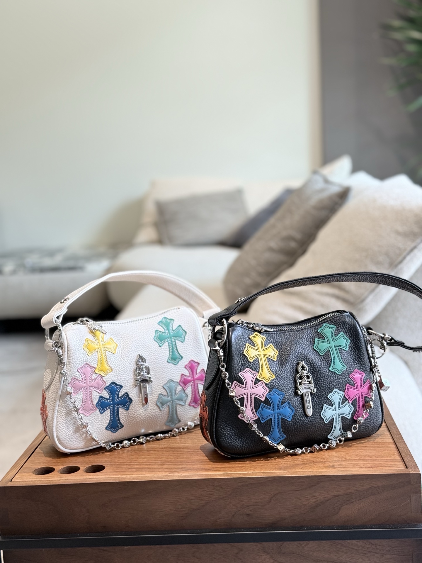 クロムハーツ「Chrome Hearts」十字架のショルダーバッグ