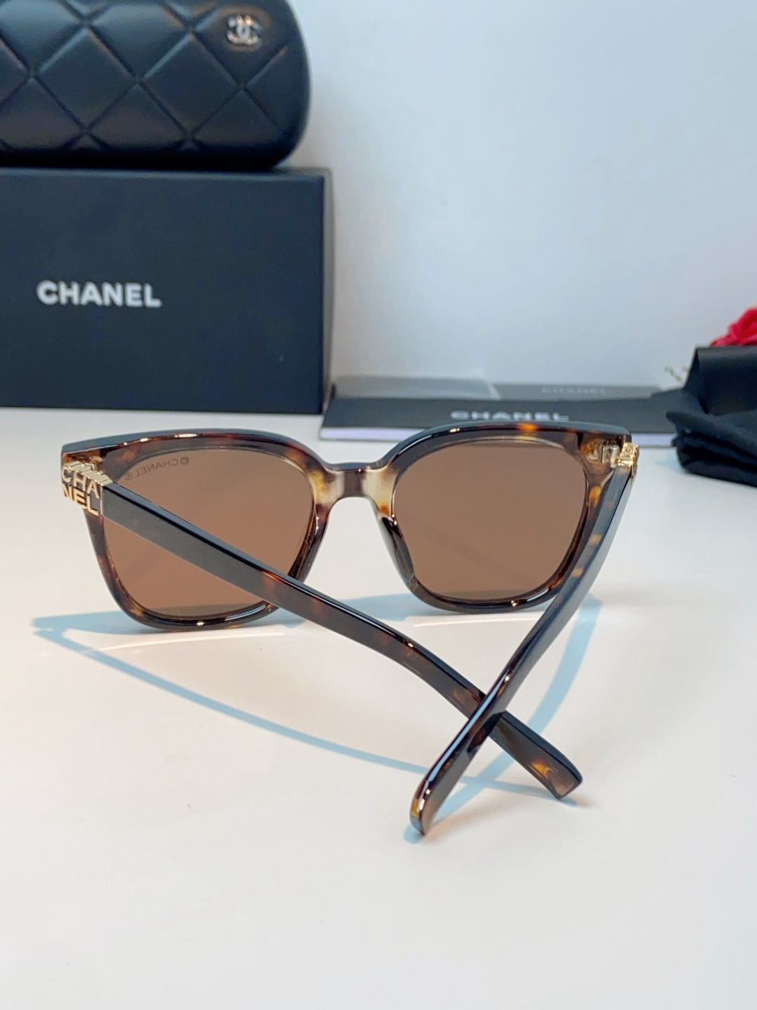 【新作到着】Chanel ハイセンスデザインサングラス「遮光レンズ搭載」