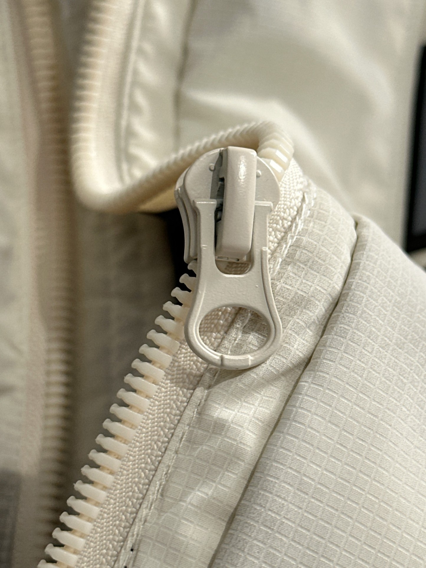 バレンシアガ「Balenciaga」‌秋冬フード付きダウンジャケット