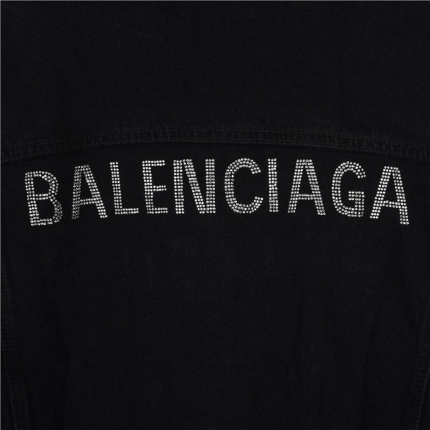 Balenciaga / バレンシアガ 24ss 背中にホットフィックスでロゴが付けられたジーンズジャケット