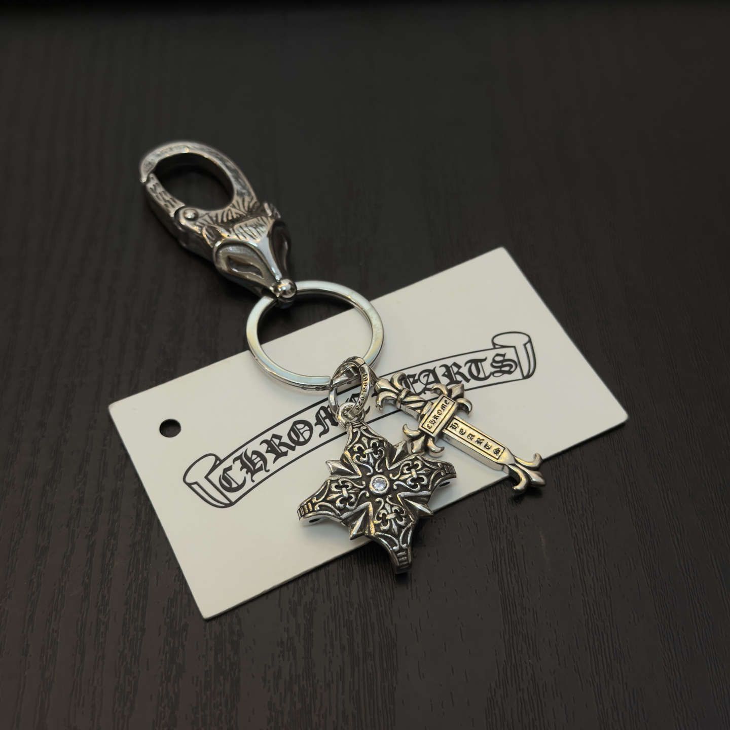 クロムハーツ「Chrome Hearts」クロスペンダントキーホルダー - 精巧なハンドメイド、アンティークシルバー彫刻、ヴィンテージパンクスタイル