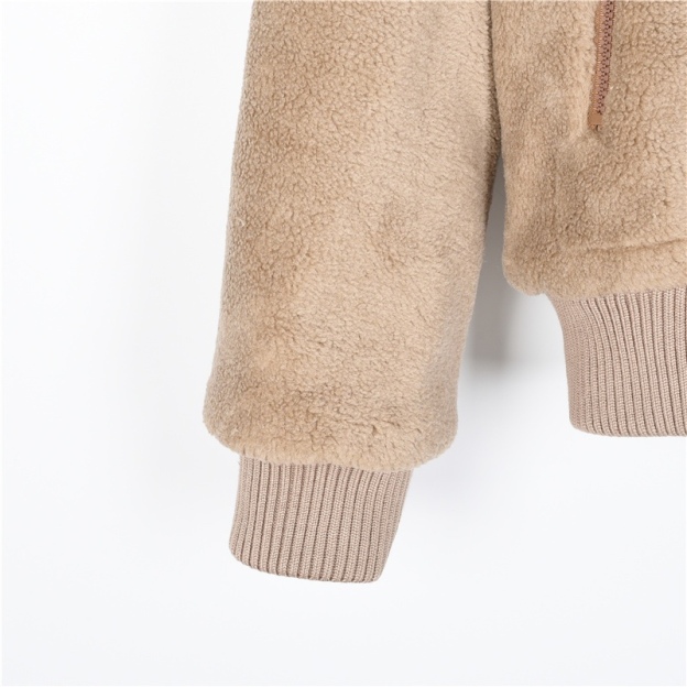 Louis Vuitton / ルイ・ヴィトン 23Fw（2024 年秋冬） 両面式のフード付きウェストタイトなジャケット。