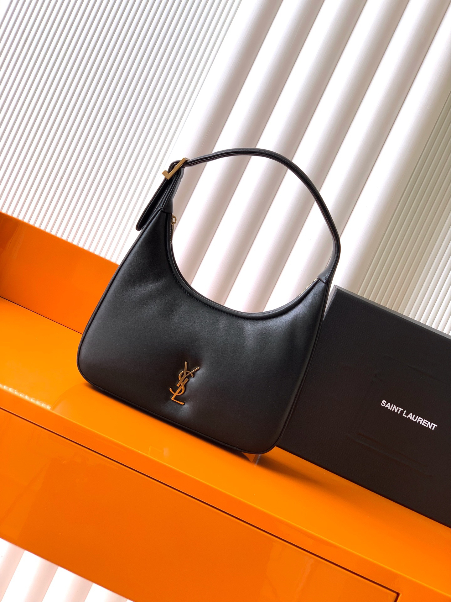 サンローラン「Saint Laurent」CALYO ミニ エンボス加工 ラムレザー ホボバッグ 20×12×5cm