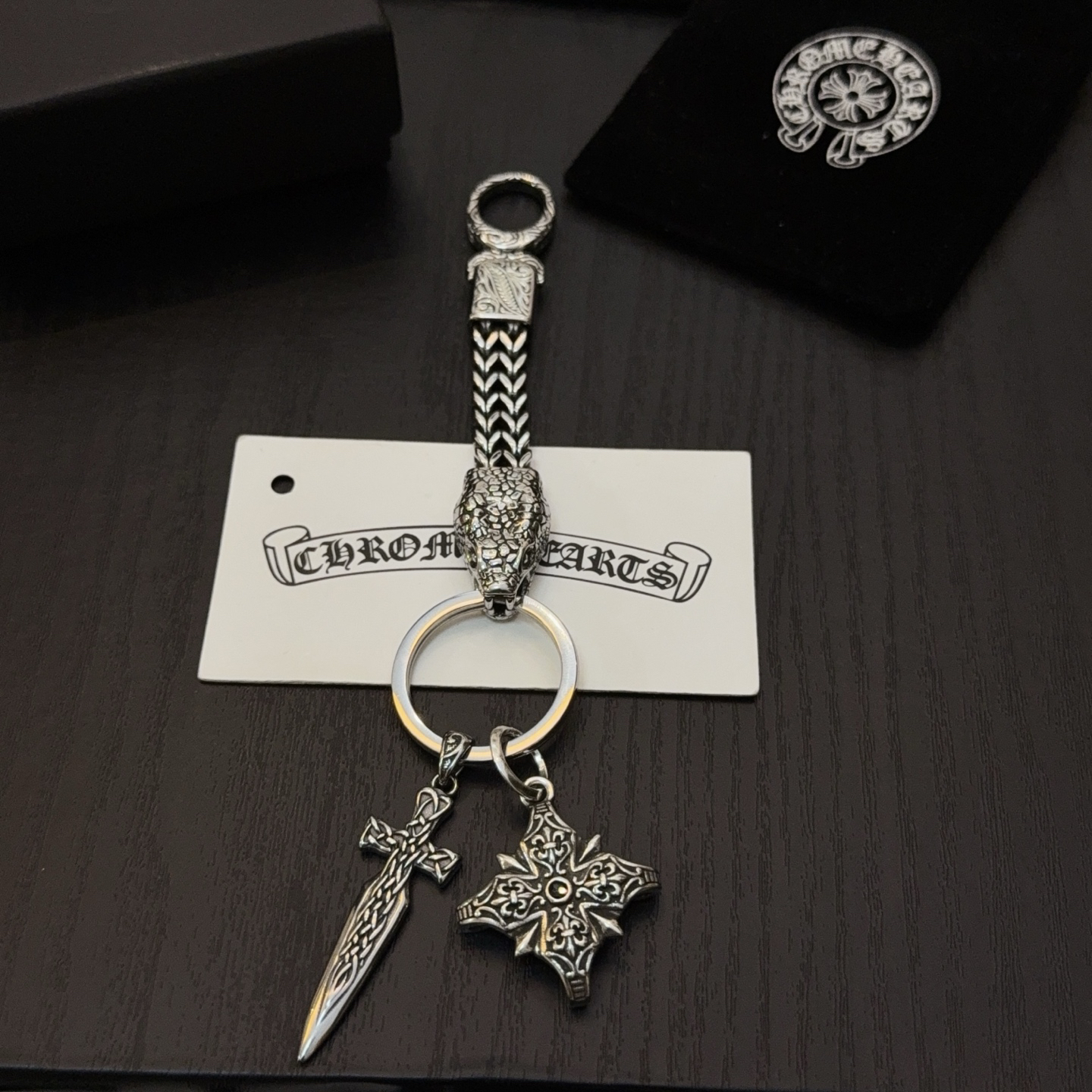 クロムハーツ「Chrome Hearts」クロスペンダントキーホルダー - 精巧なハンドメイド、アンティークシルバー彫刻、ヴィンテージパンクスタイル
