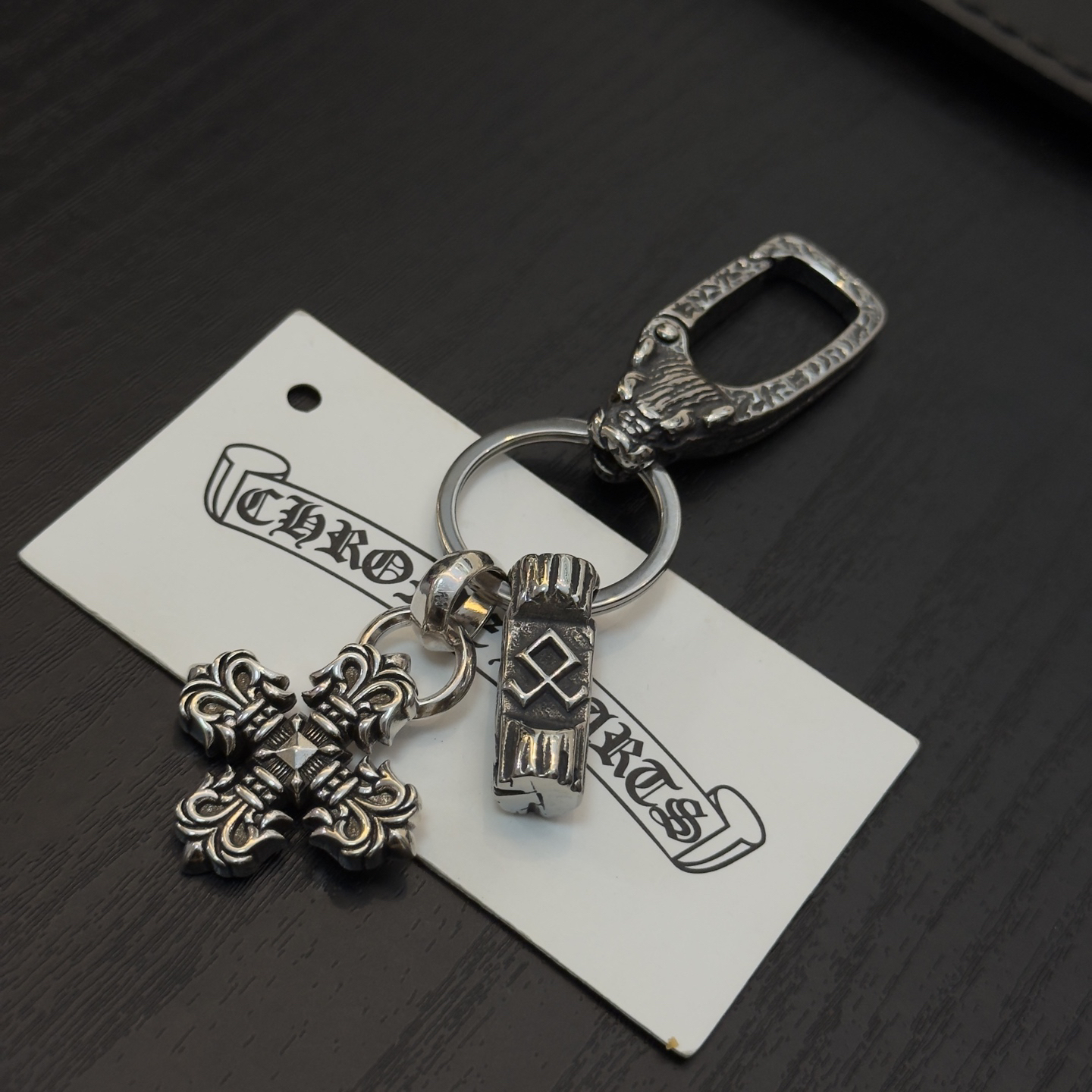 クロムハーツ「Chrome Hearts」クロスペンダントキーホルダー - 精巧なハンドメイド、アンティークシルバー彫刻、ヴィンテージパンクスタイル