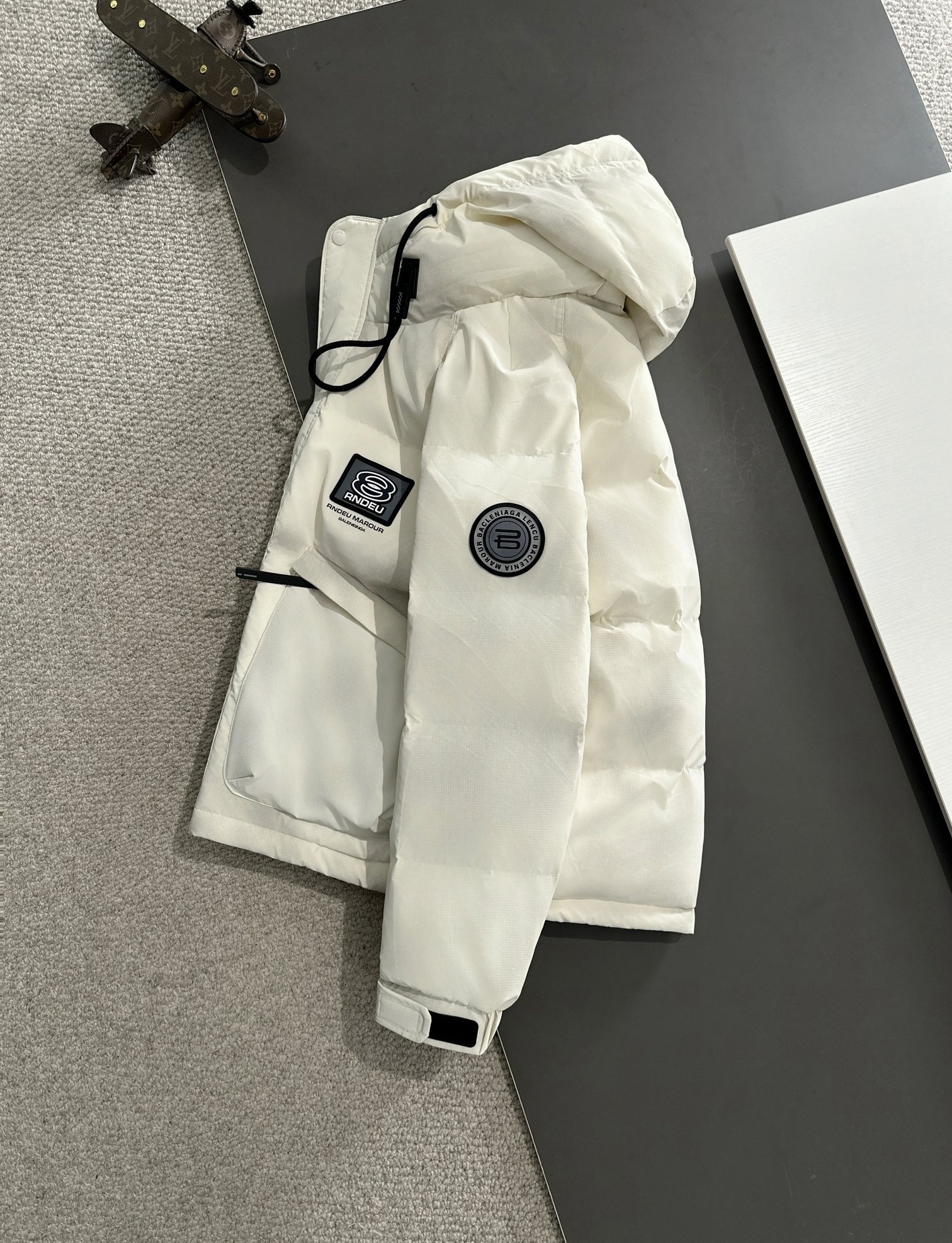 バレンシアガ「Balenciaga」‌秋冬フード付きダウンジャケット