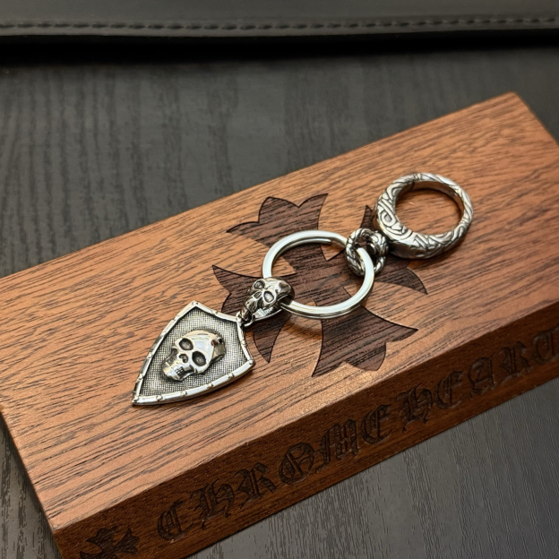 クロムハーツ「Chrome Hearts」クロスペンダントキーホルダー - 精巧なハンドメイド、アンティークシルバー彫刻、ヴィンテージパンクスタイル