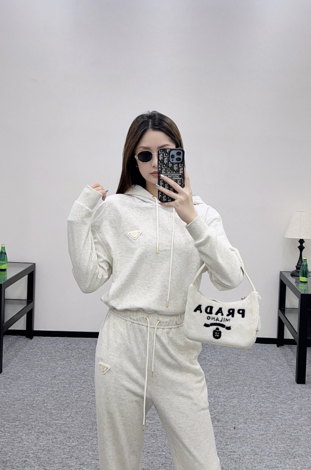 プラダ「Prada」レディース カジュアルスポーツセット