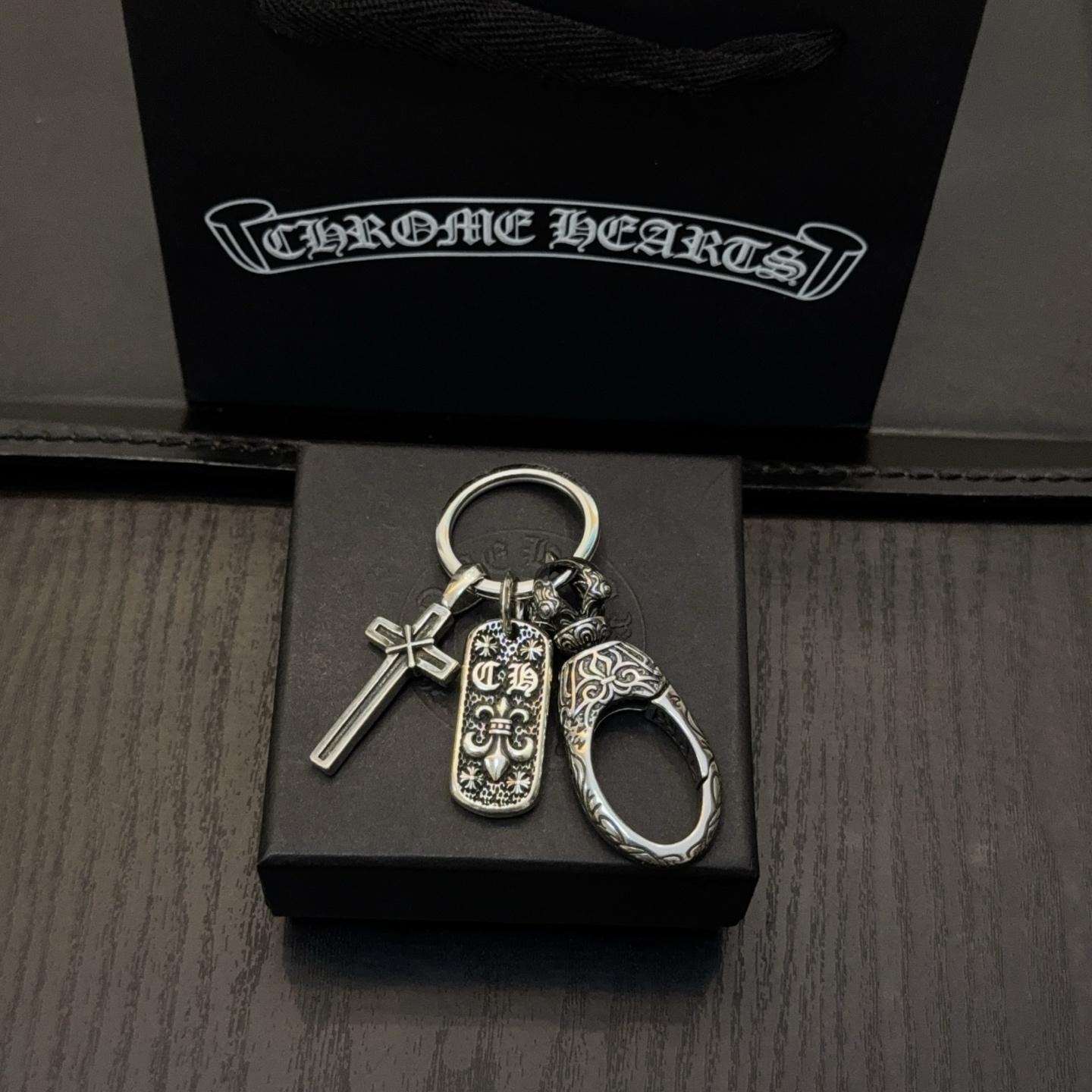 クロムハーツ「Chrome Hearts」クロスペンダントキーホルダー - 精巧なハンドメイド、アンティークシルバー彫刻、ヴィンテージパンクスタイル