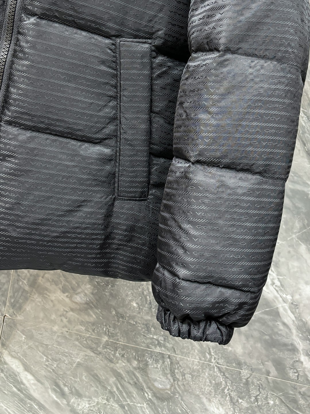 プラダ「Prada」秋冬フード付きダウンジャケット 両面着用