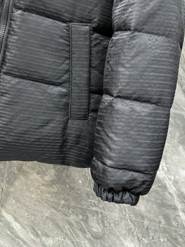 プラダ「Prada」秋冬フード付きダウンジャケット 両面着用