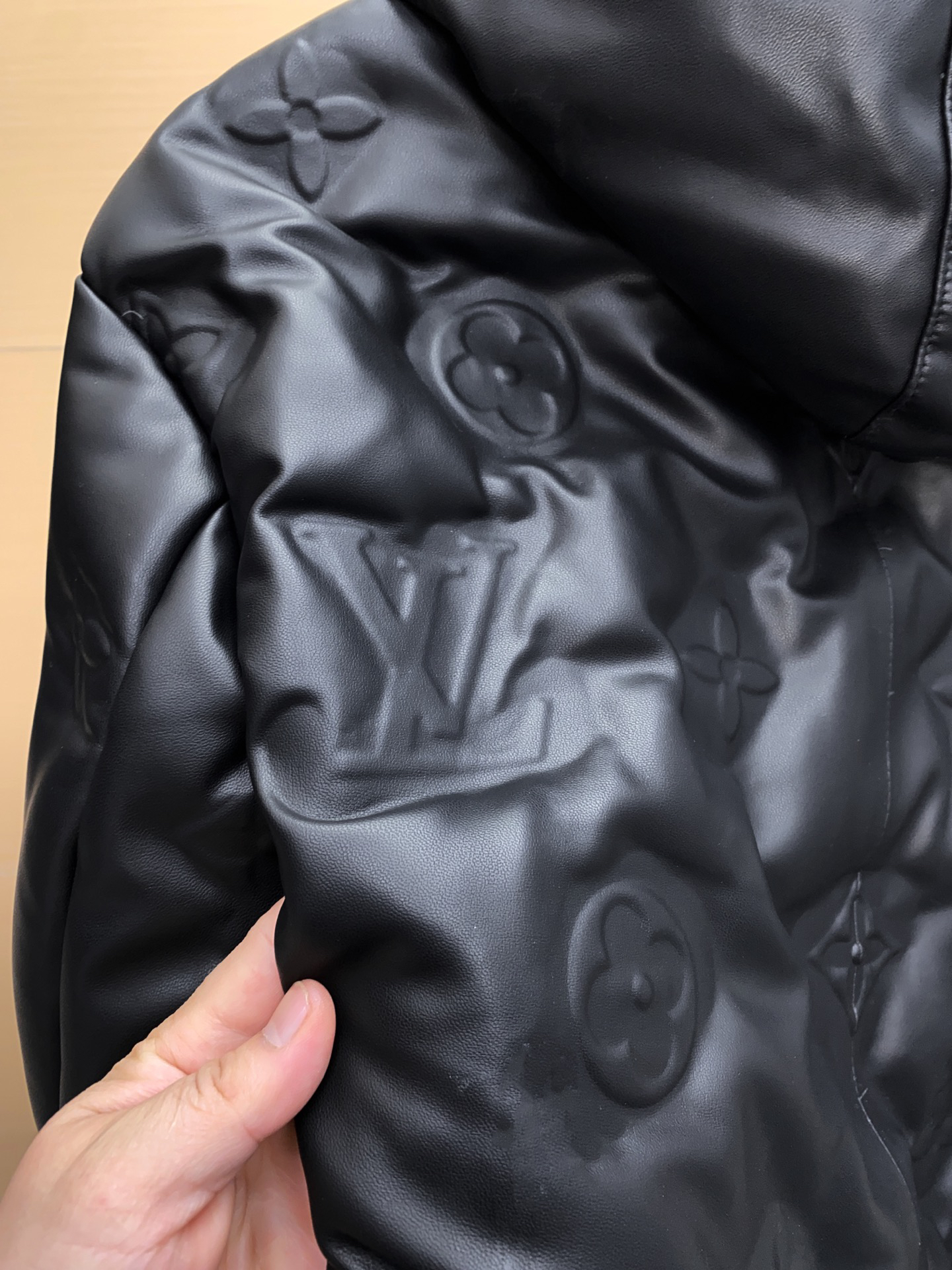 ルイ・ヴィトン「Louis Vuitton」秋冬新作 浮き彫りエンボス加工フード付きレザージャケット