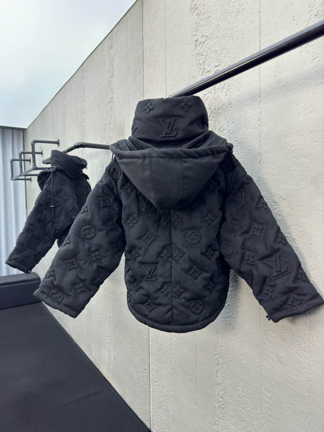 ルイ・ヴィトン「Louis Vuitton」MONOGRAM 浮き彫りエンボス加工ダウンジャケット