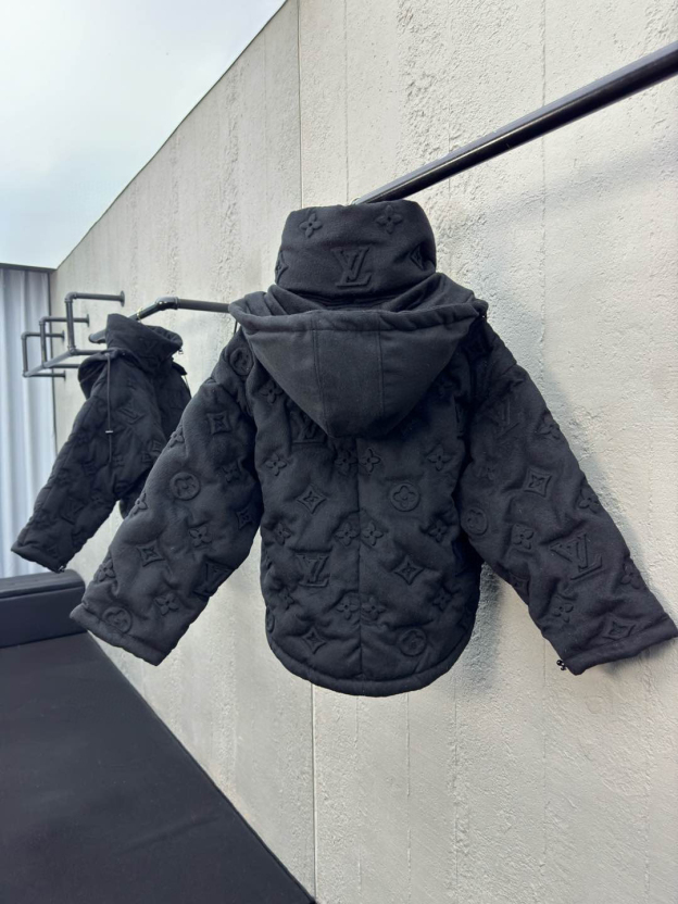 ルイ・ヴィトン「Louis Vuitton」MONOGRAM 浮き彫りエンボス加工ダウンジャケット