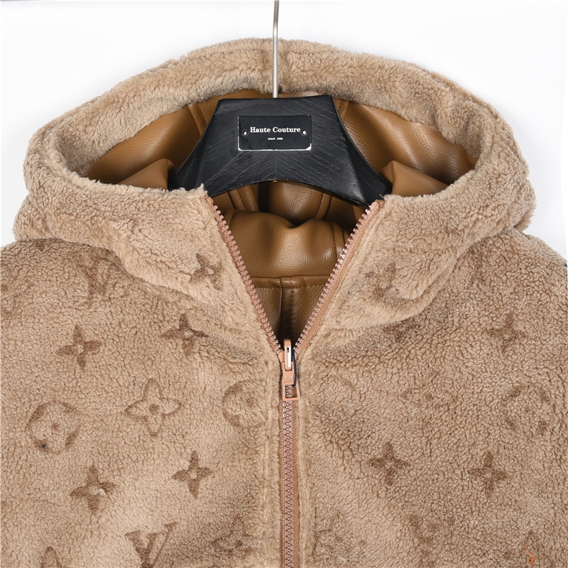 Louis Vuitton / ルイ・ヴィトン 23Fw（2024 年秋冬） 両面式のフード付きウェストタイトなジャケット。