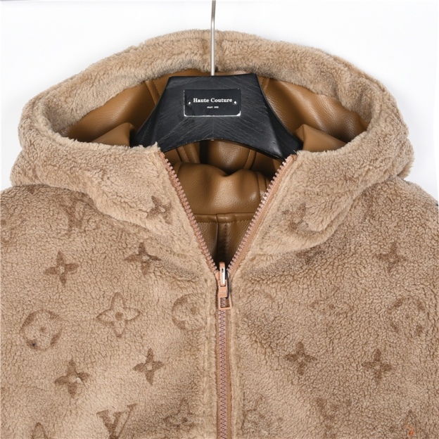 Louis Vuitton / ルイ・ヴィトン 23Fw（2024 年秋冬） 両面式のフード付きウェストタイトなジャケット。