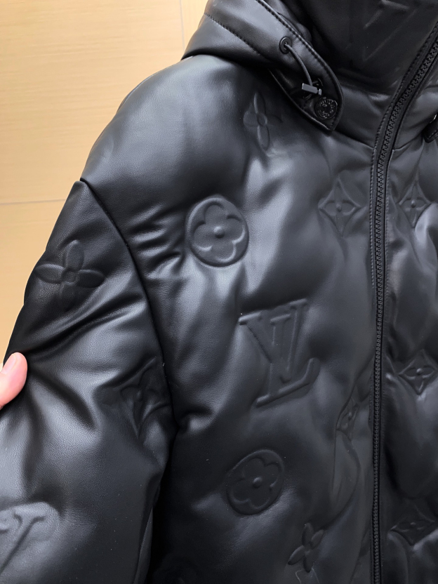 ルイ・ヴィトン「Louis Vuitton」秋冬新作 浮き彫りエンボス加工フード付きレザージャケット
