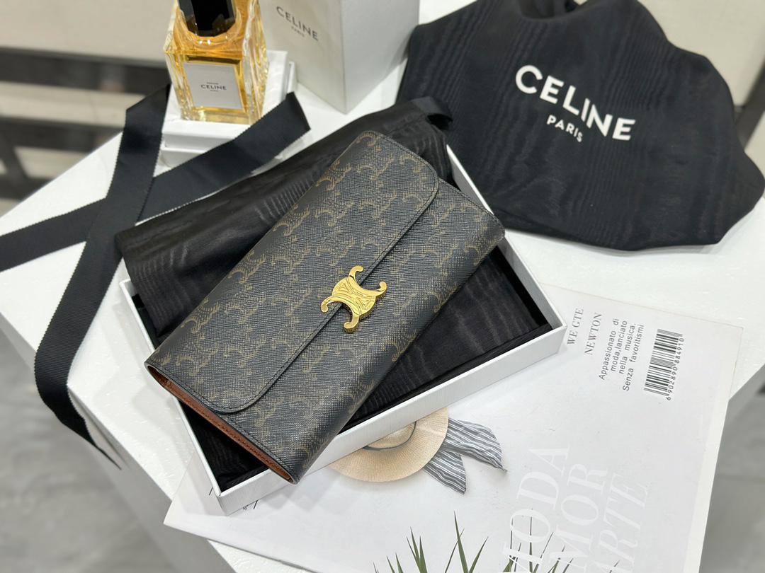 セリーヌ「Celine」TRIOMPHE CUIR ラージジップウォレット