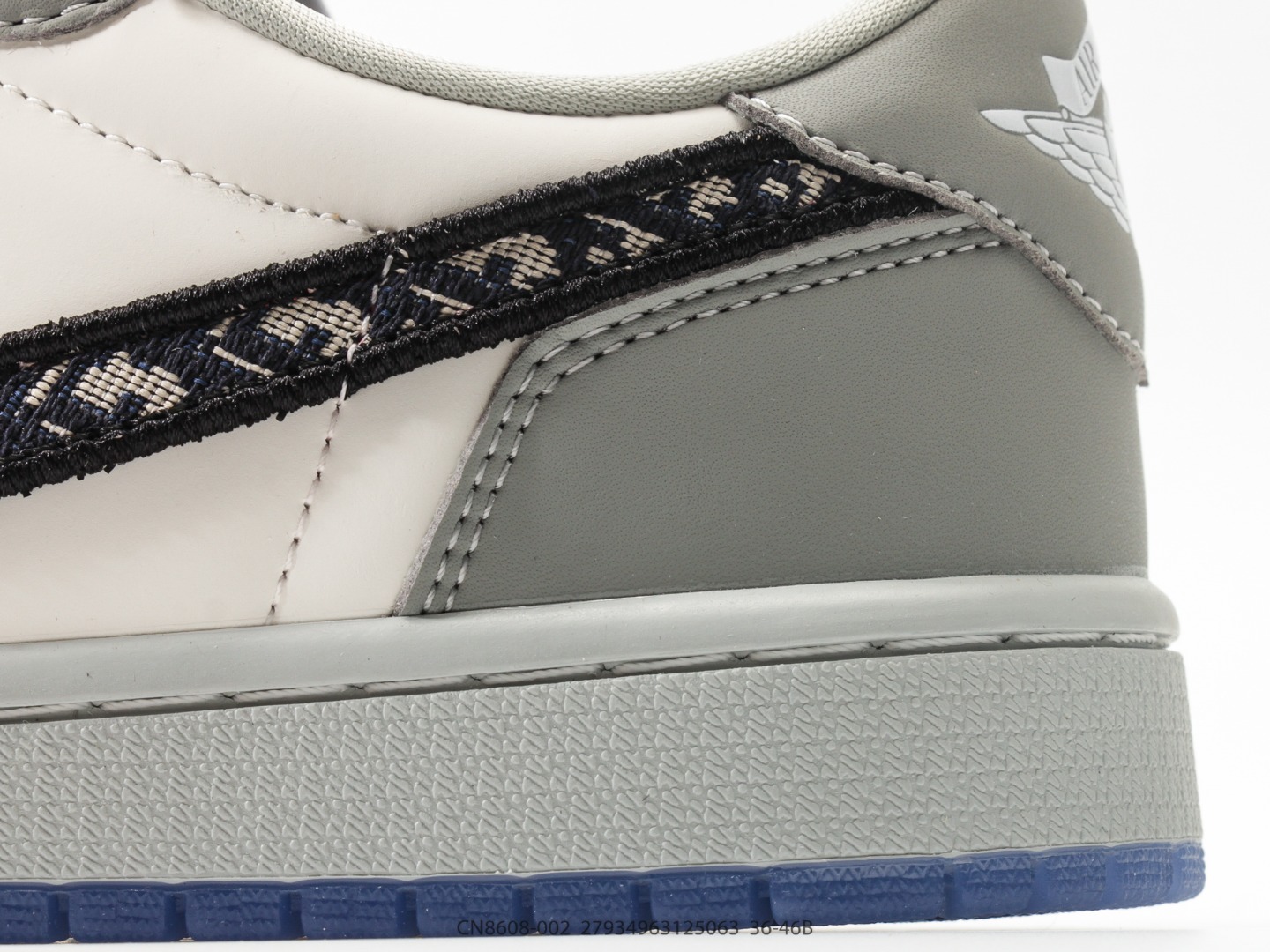 ディオール × エアジョーダン 1 ロー スニーカー「Dior x Nike限定コラボモデル」