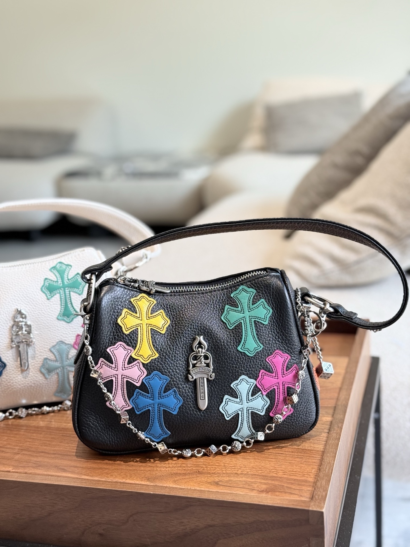 クロムハーツ「Chrome Hearts」十字架のショルダーバッグ