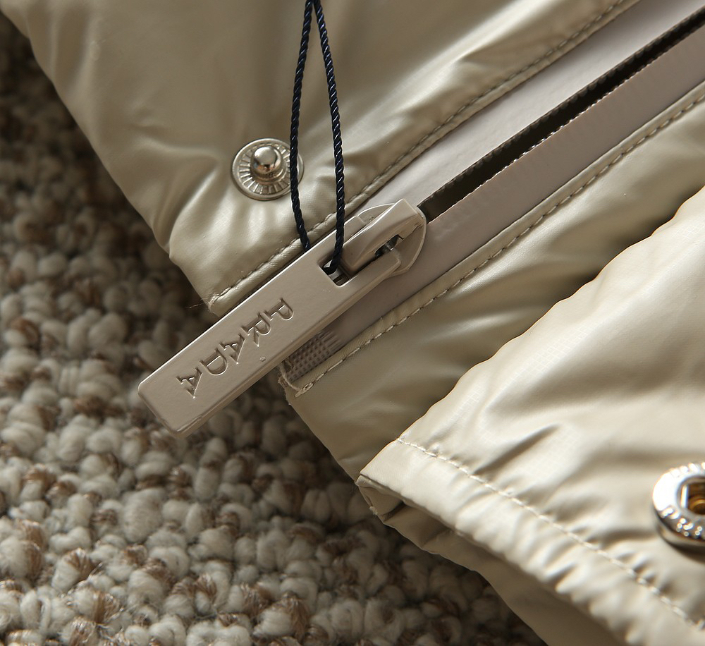 プラダ「Prada」冬季新作フード付きダウンジャケット 男女兼用