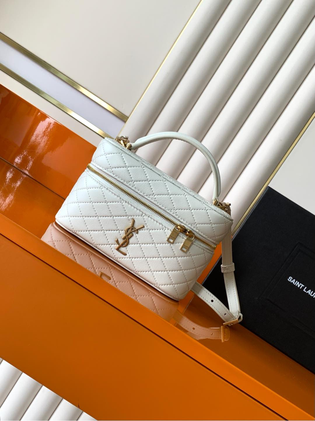 サンローラン「Saint Laurent」ギャビー ヴァニティバッグ（ラムスキン）
