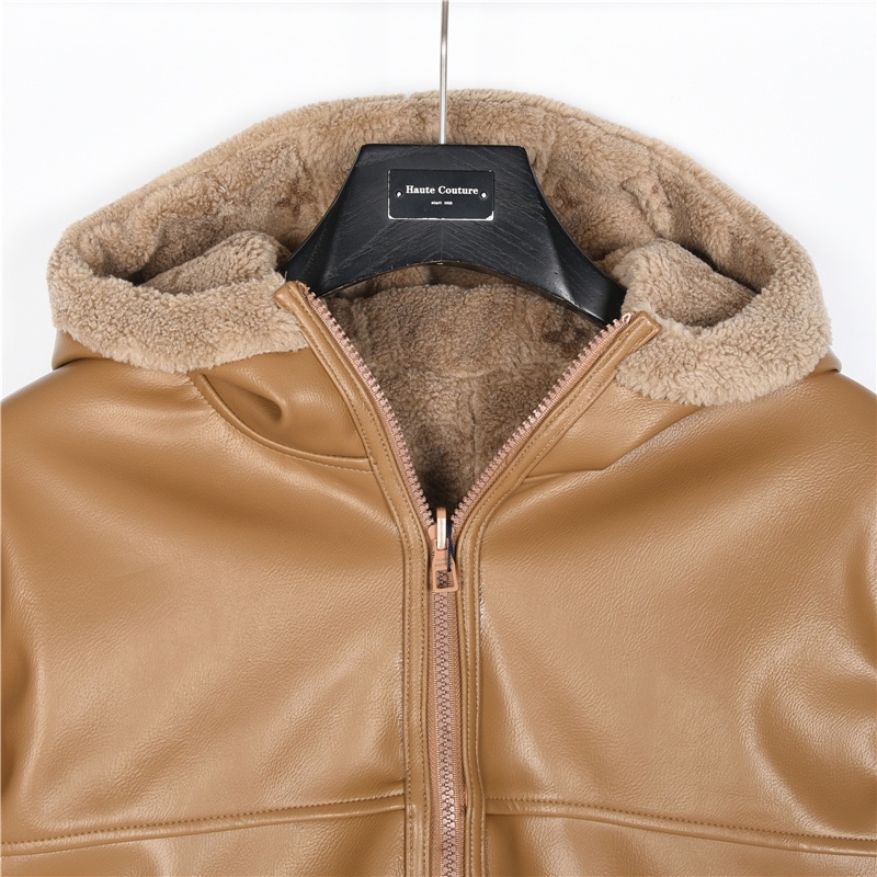 Louis Vuitton / ルイ・ヴィトン 23Fw（2024 年秋冬） 両面式のフード付きウェストタイトなジャケット。