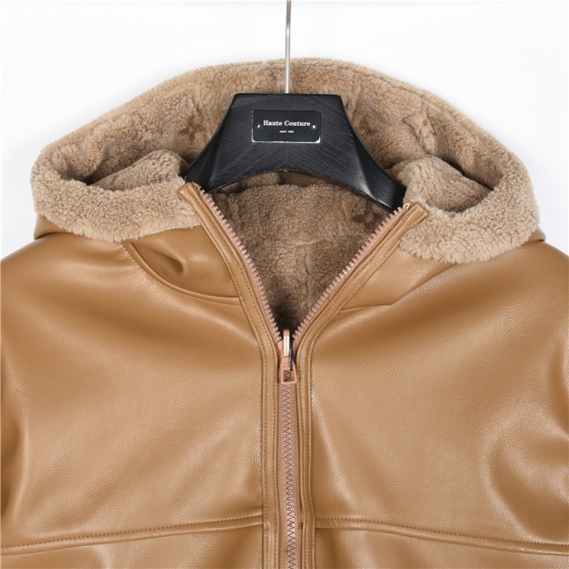 Louis Vuitton / ルイ・ヴィトン 23Fw（2024 年秋冬） 両面式のフード付きウェストタイトなジャケット。