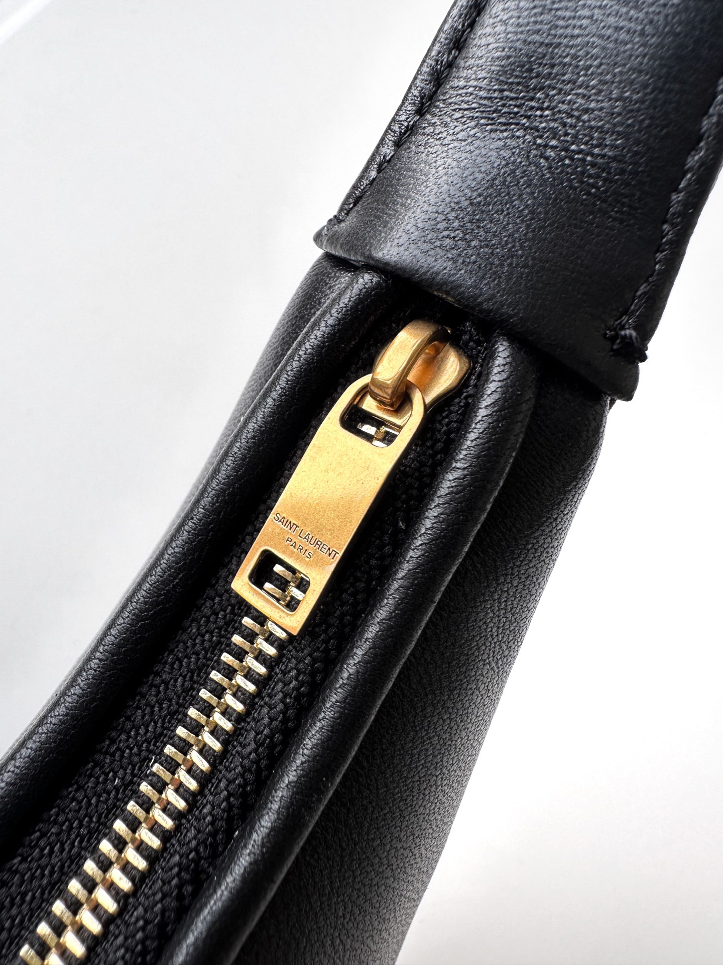 サンローラン「Saint Laurent」CALYO ミニ エンボス加工 ラムレザー ホボバッグ 20×12×5cm