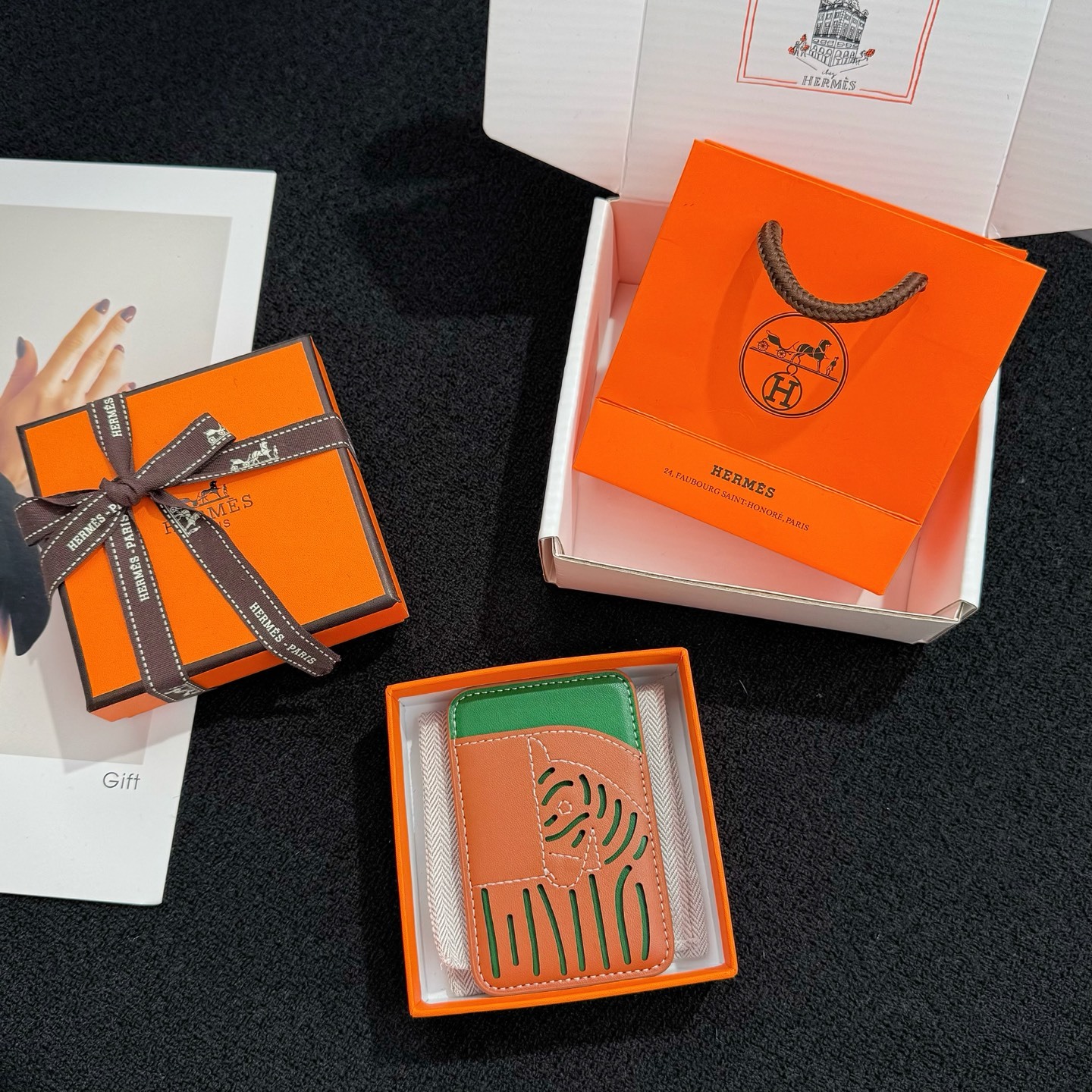 【限定新入荷】エルメス Cheval MagSafe 本革カードケース「12 シリーズ以降全 iPhone 対応」