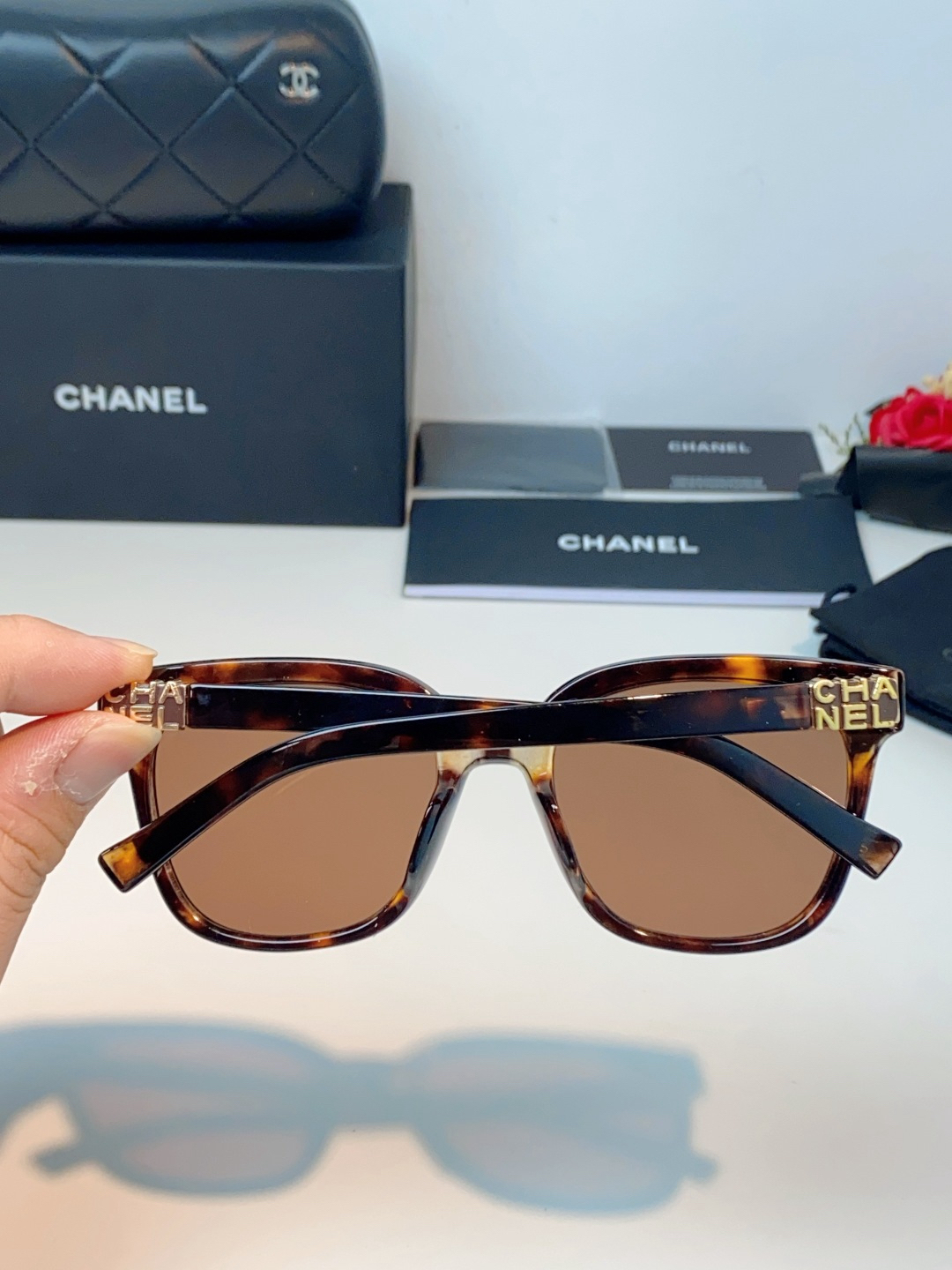 【新作到着】Chanel ハイセンスデザインサングラス「遮光レンズ搭載」
