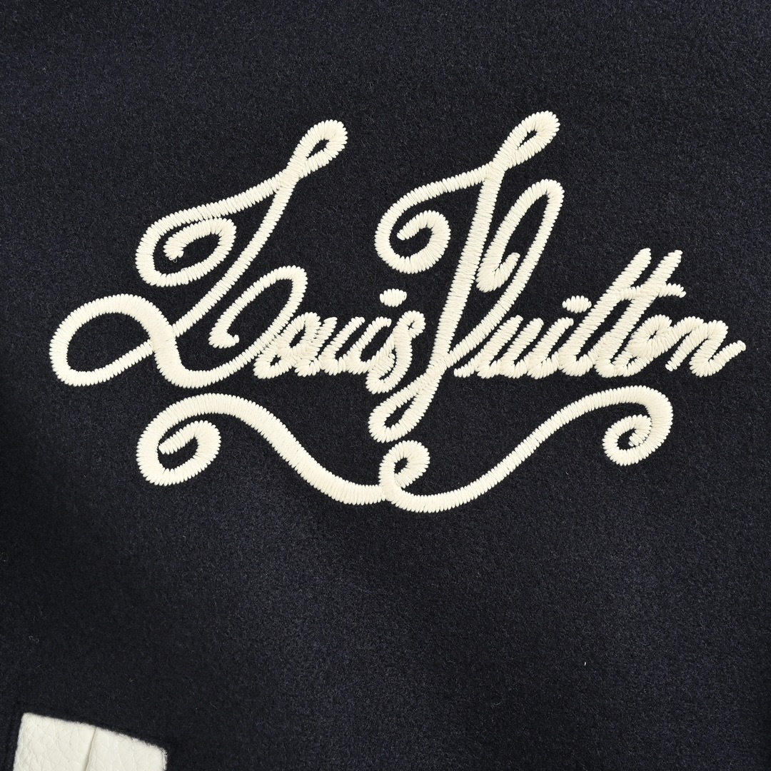Louis Vuitton / ルイ・ヴィトン 24Fw（2024 年秋冬）のアワビ刺繍アルファベットロゴ付きのベースボールジャケット